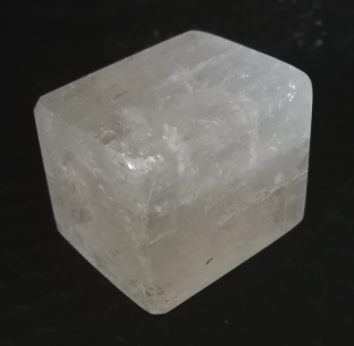 Kalcit krystalický – broušená krychle 150 g, průhledný minerál pro dekoraci a esoteriku