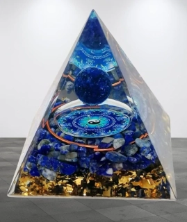 Orgonitová pyramida s lapisem lazuli a symbolem JIN JANG