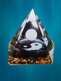 Orgonitová pyramida - energetický generátor s kuličkou bílého jadeitu a symbolem JIN JANG