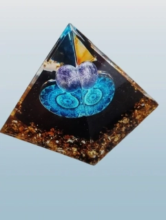 Orgonitová pyramida s obsidiánem a ametystovou kuličkou, se symbolem MANDALY