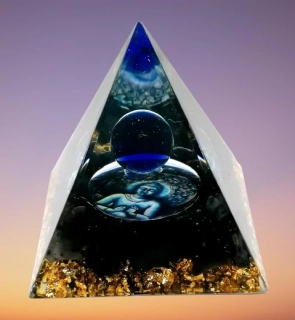 Orgonitová pyramida s obsidiánem a symbolem BUDDHY