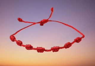 Červený kabbalah náramek – 7 uzlů pro ochranu a energii