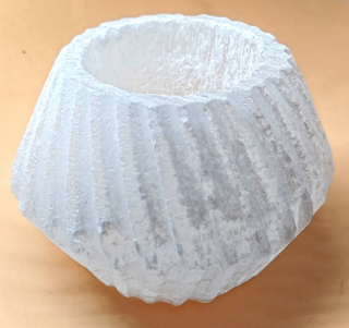 Selenitový svícen bílý rýhovaný soudek 7 cm