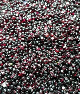 Granát /almandin/ tromlovaný chips 1-4 mm, balení 500 g