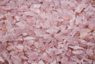 Surový růženín drť 5–15 mm – přírodní minerál, 5 kg AKCE