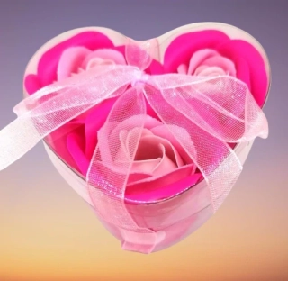 Dárkově balené mýdlové růže růžové