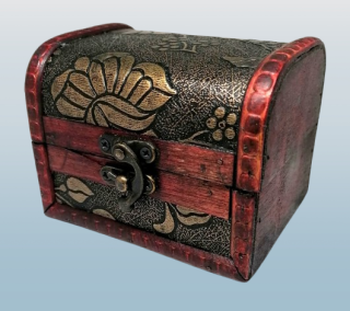 Dřevěná truhlička 11x8,5x8 cm – ručně zpracovaný kufřík na poklady