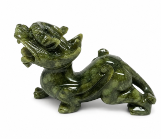Nefritový drak tmavý 12 cm – ochranný symbol síly, harmonie a zdraví