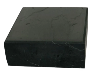 Šungitová destička leštěná 5×5×2 cm – ochranný kámen z Karélie pro očistu a harmonii