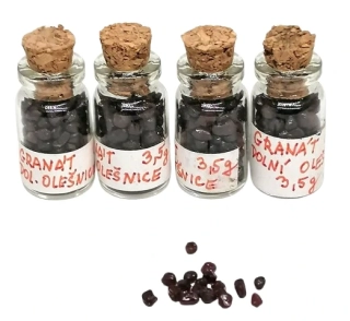 Český granát natur v lahvičce 3,5 g – oblast Dolní Olešnice