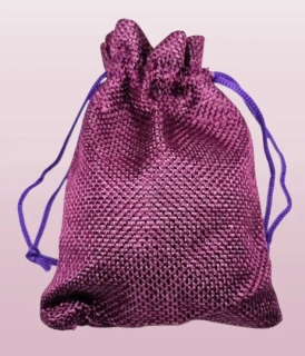 Fialový dárkový látkový pytlíček – stahovací, polyester 9 × 12 cm