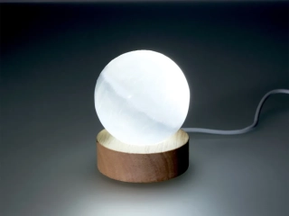 Selenit koule 6 cm + svítící podstavec USB, bílé světlo