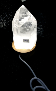 Křišťálová špice velká na bílém svítícím podstavci – dekorace i energetický kámen