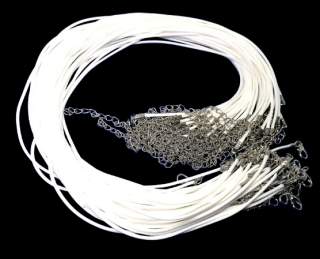 Bílá kožená šňůrka na krk s karabinkou – bižuterní, 45 cm