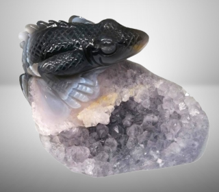 Achátový exkluzivní leguán s ametystovou jeskyní, 655 g