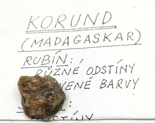 Korund, malý vzorek z Madagaskaru