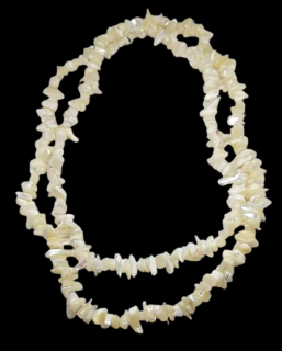 Dlouhý sekaný náhrdelník z bílé perleti, obvod cca 83 cm