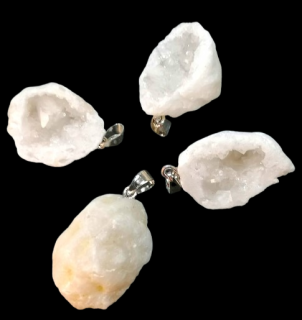 Křišťálová geodka - přívěsek s chir. ocelí