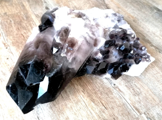 Záhněda drúza obří 8,4 kg přírodní krystal pro očistu prostoru