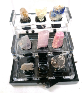 Střední Sbírka-galerie fluorescenčních minerálů, jeden chybí