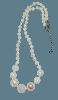 Elegantní náhrdelník z duhového pukaného křišťálu – minerální šperk s chirurgickou ocelí