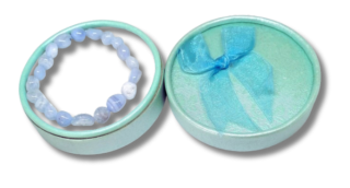 Dárkově balený chalcedonový náramek (nepravidelný, obvod 18,5 cm)