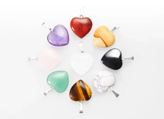 Balení 50 kusů přívěsků srdíček 15 mm