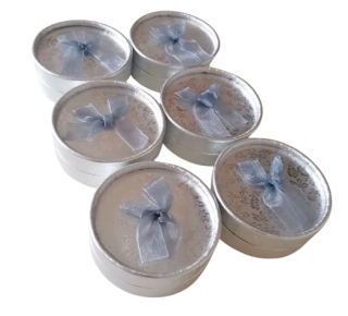 Dárková krabička stříbrná kulatá (8 × 3 cm, velkoobchodní balení 12 ks)