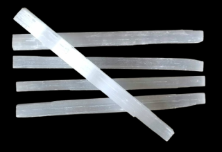 Přírodní krystal selenitu 25 cm /5 ks/ – bílý kámen duchovní síly