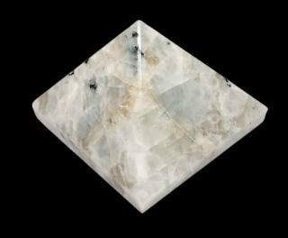 Měsíční kámen bílý – pyramida z Indie (základna 5,2 cm)
