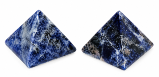 Sodalitová pyramida leštěná, velikost cca 3,5 cm – harmonizační krystal pro čakry a feng shui