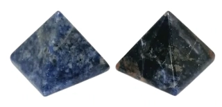 Sodalitová pyramida leštěná, velikost cca 3,5 cm – harmonizační krystal pro čakry a feng shui