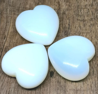 Esoterická hmatka srdce z opalitu 4 cm – kámen duchovní rovnováhy a ochrany