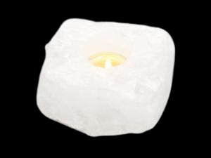 Křišťálový svícen ze surového minerálu – dekorace a talisman pro pozitivní energii