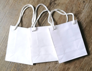 Malá bílá dárková taška 11 x 9 cm