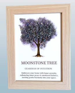 Strom života v dřevěném rámu s moonstone 21 × 15,5 cm – duchovní dekorace pro klid a ochranu