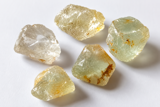 Topaz modrý, přírodní kusy cca 1 cm