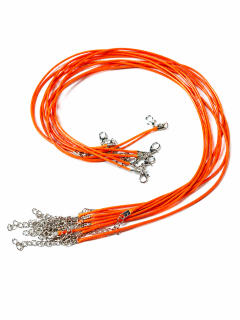 Oranžová bižuterní šňůrka z imitace kůže s karabinkou (45 + 5 cm)