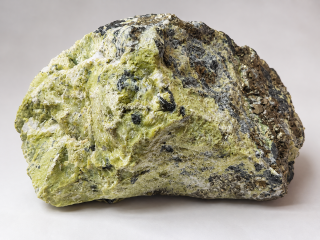 Serpentin s pyritem z Peru, 2,5 kg
