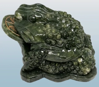 Peněžní žába z nefritu – třínohá feng shui soška 10–11 × 7 cm přitahující bohatství