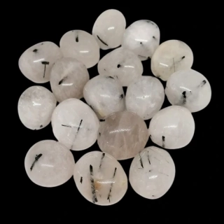 Křišťál s turmalínem leštěný