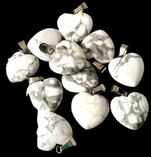 Magnezit přívěsek ve tvaru srdce – 2 cm pro duševní pohodu