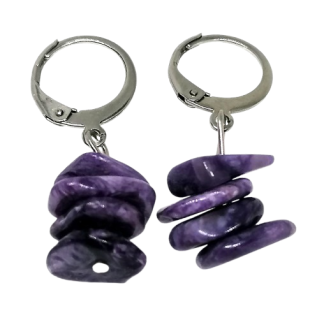 Čaroit naušnice ze sekaných minerálů s ocelí