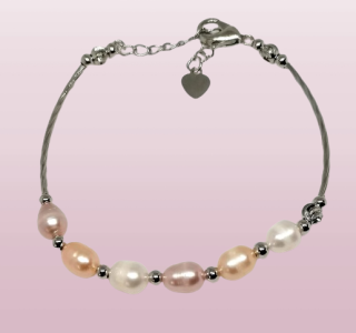 Náramek z droboučkých říčních perel s chirurgickou ocelí