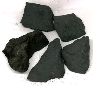 Přírodní šungitové kousky 35-50 g – ochrana proti negativní energii