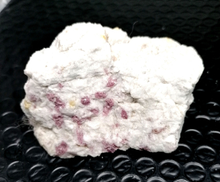 Rubelit přírodní 135 g, B kvalita, málo rubelitu