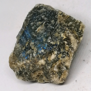 Labradorit přírodní minerál s iridescencí