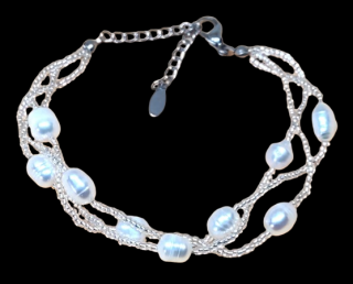 Elegantní náramek z říčních perel propletený s bílou ocelí