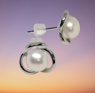 Náušnice s bílými perlami – ozdobné, nadčasově stylové