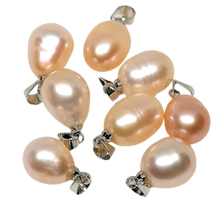 Přívěsek s pravou říční perlou v meruňkové barvě – jemná elegance a esoterická síla